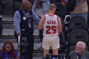 🤣这老古董哪儿找来的啊?有球迷身穿科尔公牛球衣场边观赛