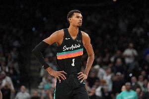 福克斯：没有文班的天赋我们的防守会变化 但科内特护筐也不错